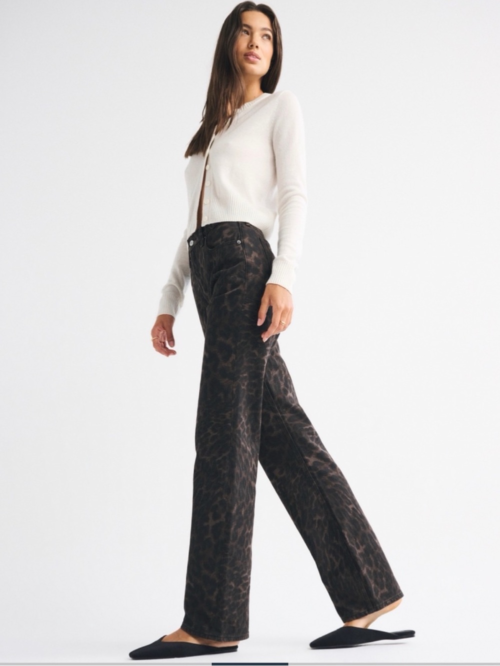 Abercrombie and Fitch High Rise 90s Relaxed Jean in Leopard - Picture 5 of 9